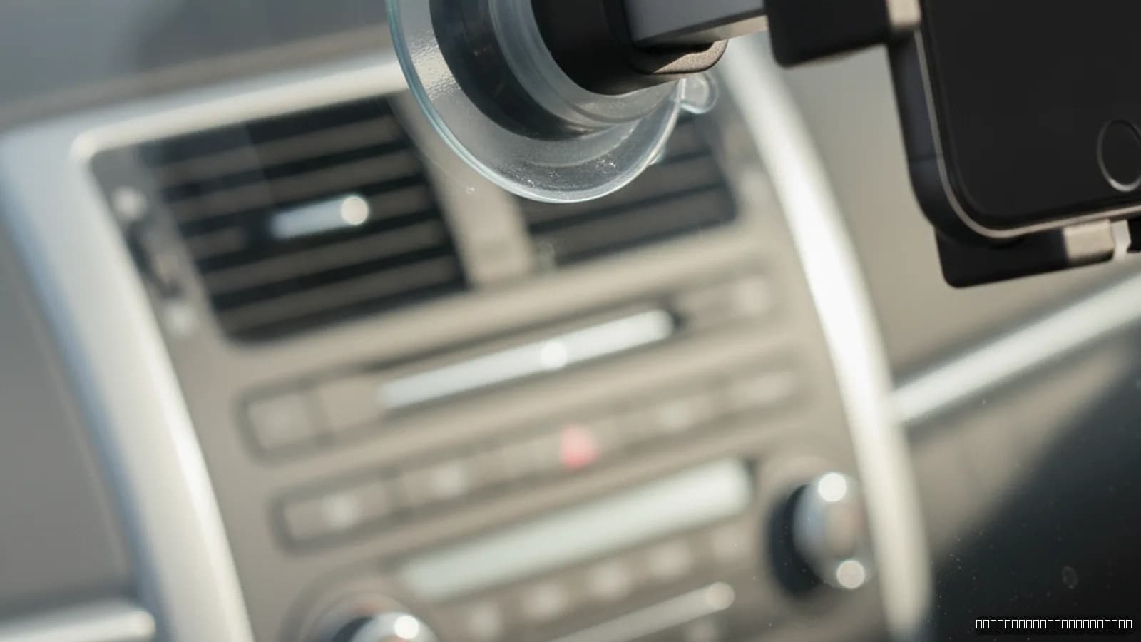 Suport telefon auto cu ventuză: cum alegi unul care nu cade
