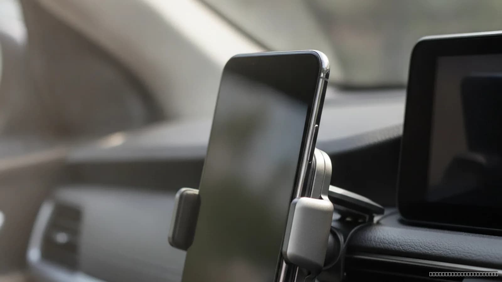 Suport telefon mașină cu încărcare wireless: ce verifici înainte de a cumpăra