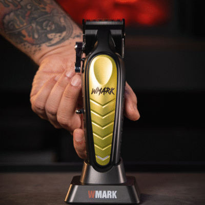 Mașină de tuns profesională WMARK Royal by BIRAI®, ținută în mână, prezentând designul ergonomic și detaliile premium aurii, ideală pentru frizerii moderne.